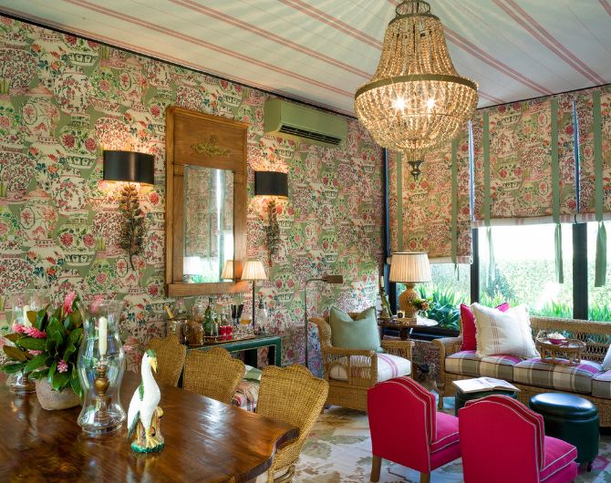 sala com paredes de estampa florida e móveis em madeira